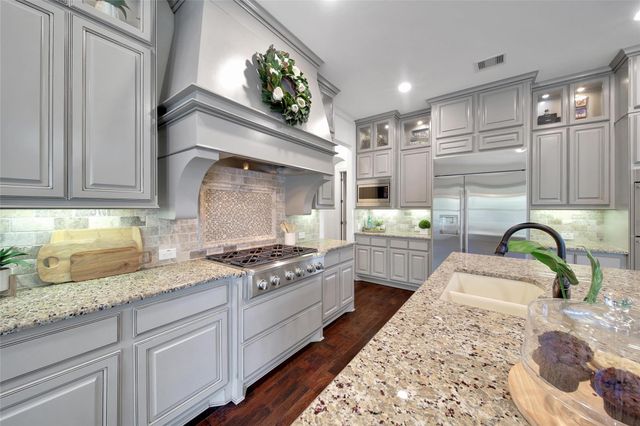 11 Hollyflower Place, The Woodlands, TX 77375