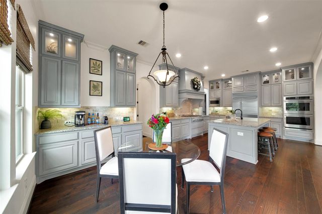 11 Hollyflower Place, The Woodlands, TX 77375