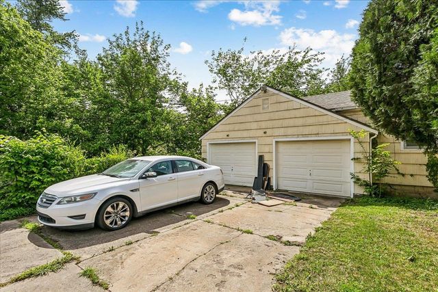 1056 N Parkwood Ln, Wichita, KS 67208