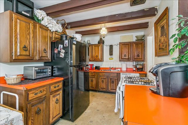 1056 N Parkwood Ln, Wichita, KS 67208