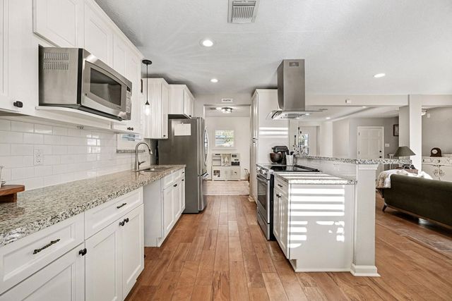 3037 Longwood Lane, Dickinson, TX 77539