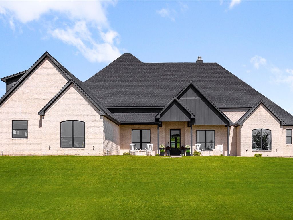 192 Top Flight Drive, Weatherford, TX 76087