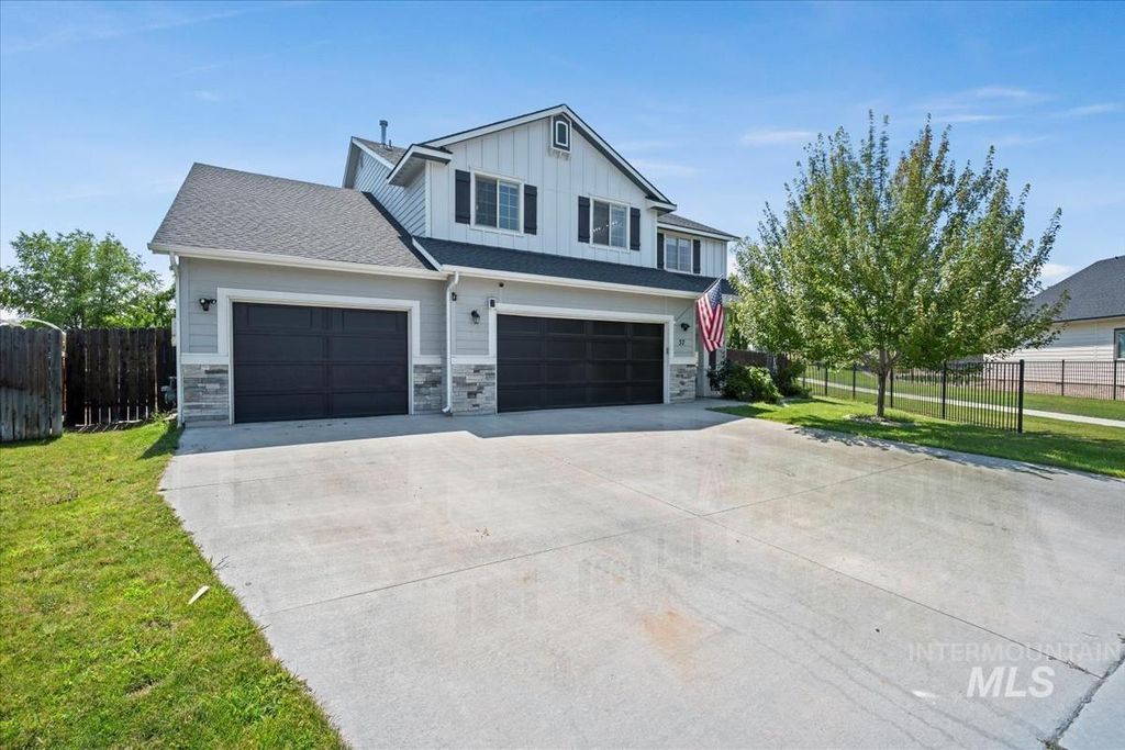 37 E Ensenada Dr, Meridian, ID 83646