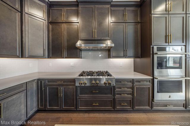 5636 Suffolk Court, West Bloomfield Charter Township, MI 48322