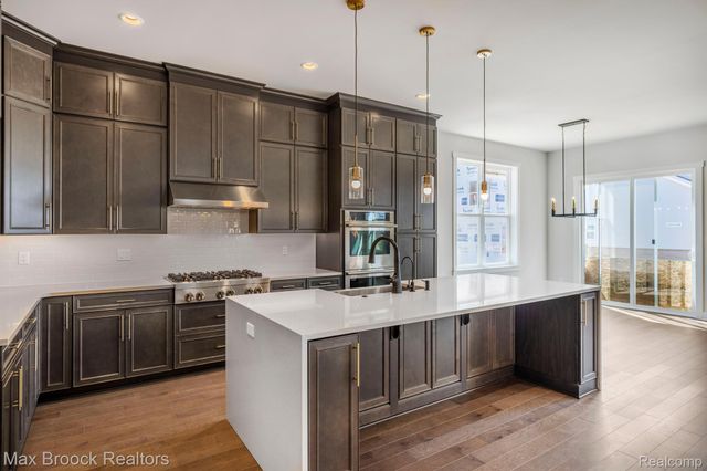 5636 Suffolk Court, West Bloomfield Charter Township, MI 48322