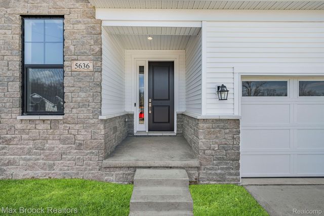 5636 Suffolk Court, West Bloomfield Charter Township, MI 48322