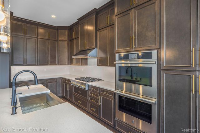 5636 Suffolk Court, West Bloomfield Charter Township, MI 48322