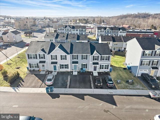 2142 CROSS COUNTRY RD, Northampton, PA 18067