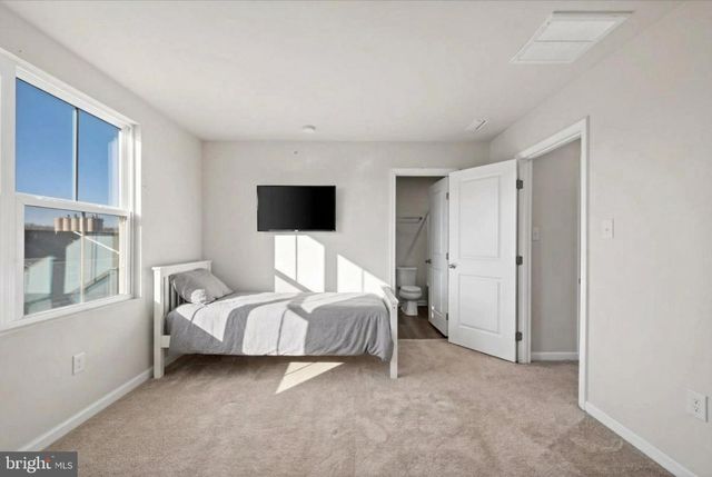 2142 CROSS COUNTRY RD, Northampton, PA 18067