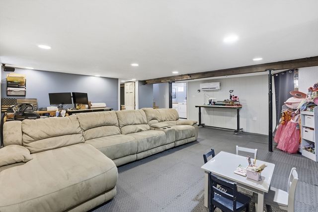 8 Maple Rd, Westford, MA 01886