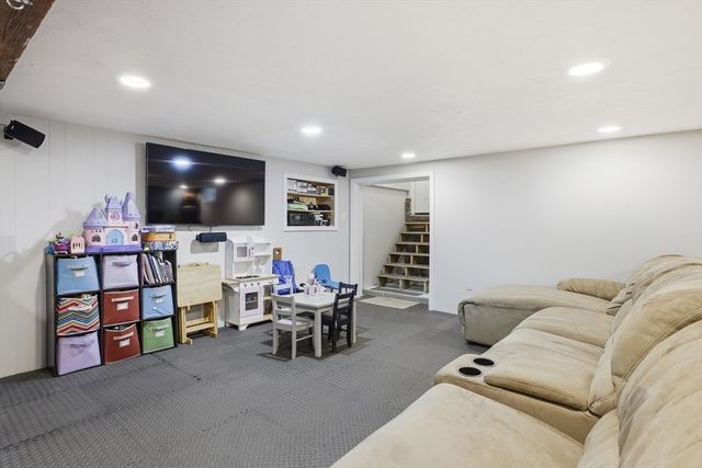 8 Maple Rd, Westford, MA 01886