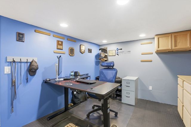 8 Maple Rd, Westford, MA 01886