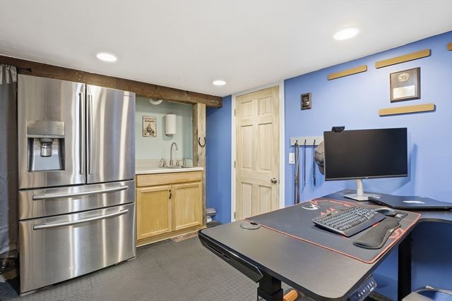8 Maple Rd, Westford, MA 01886