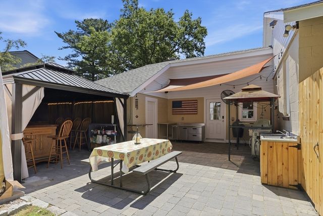 8 Maple Rd, Westford, MA 01886