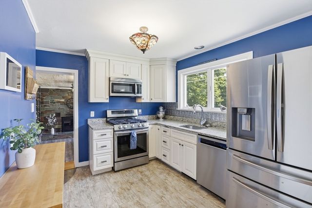 8 Maple Rd, Westford, MA 01886