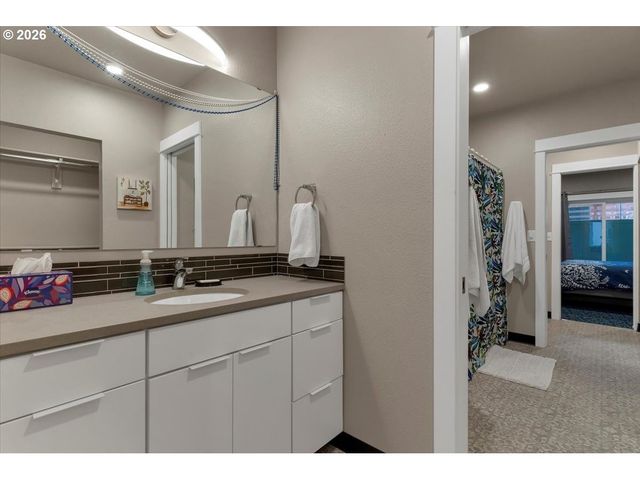 227 COMMERCIAL St Ne, Salem, OR 97301