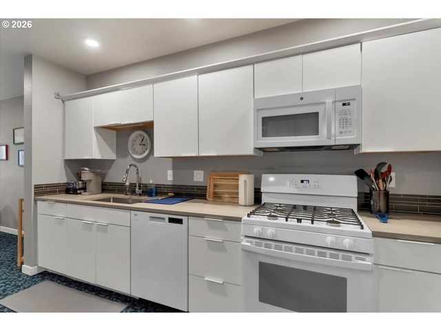 227 COMMERCIAL St Ne, Salem, OR 97301