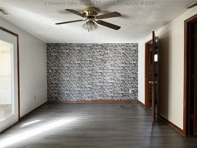 612 CROSS LANES Drive, Cross Lanes, WV 25143