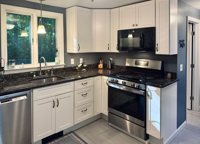 20 Charlton St, Sturbridge, MA 01566