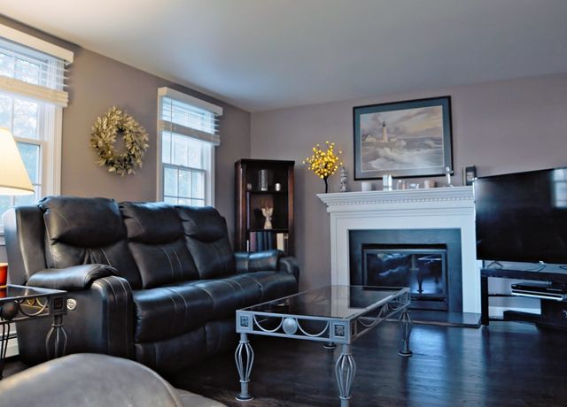 20 Charlton St, Sturbridge, MA 01566