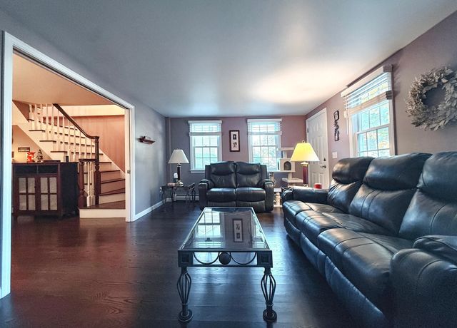 20 Charlton St, Sturbridge, MA 01566