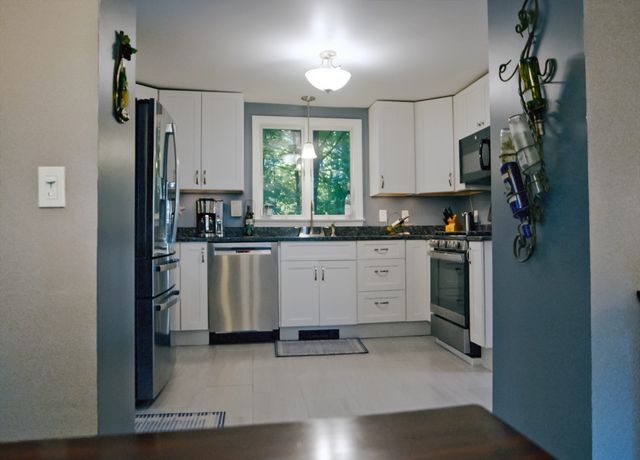 20 Charlton St, Sturbridge, MA 01566