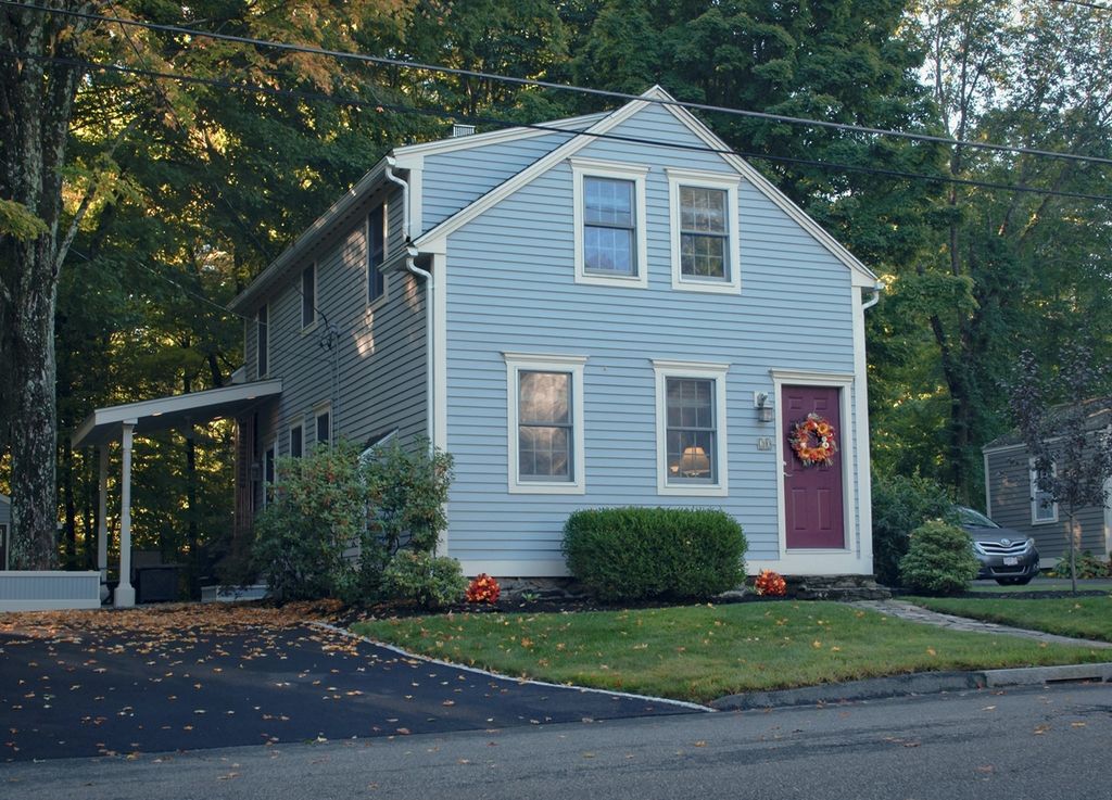 20 Charlton St, Sturbridge, MA 01566