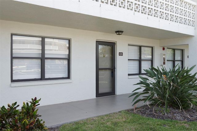 5090 BAY STREET NE 121, St Petersburg, FL 33703