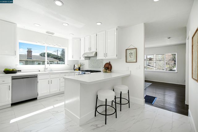 2718 Carmel St, Oakland, CA 94602