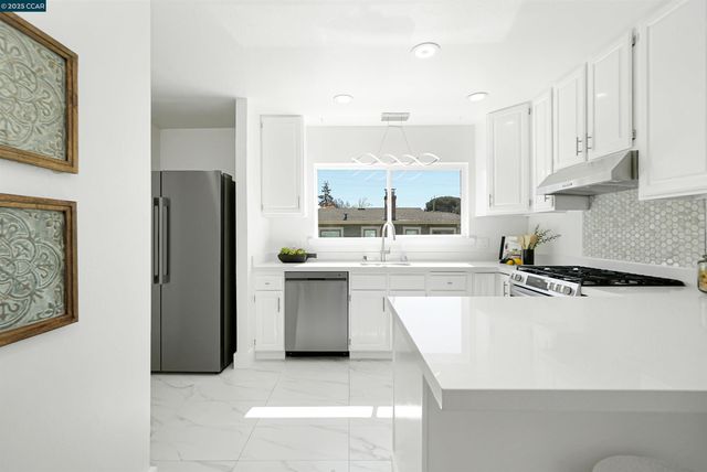 2718 Carmel St, Oakland, CA 94602