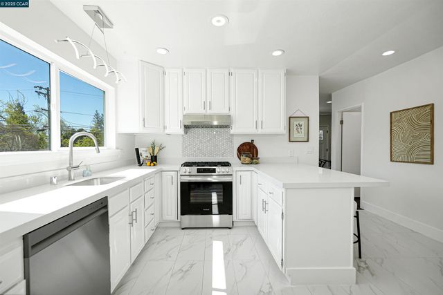 2718 Carmel St, Oakland, CA 94602