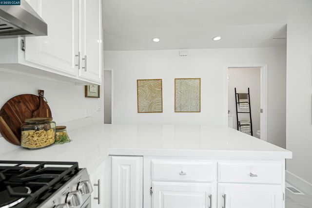 2718 Carmel St, Oakland, CA 94602