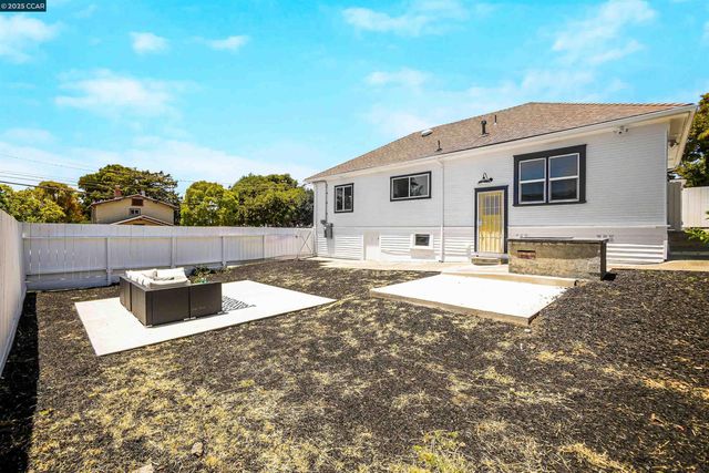 2718 Carmel St, Oakland, CA 94602