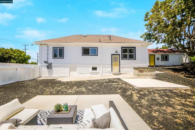 2718 Carmel St, Oakland, CA 94602