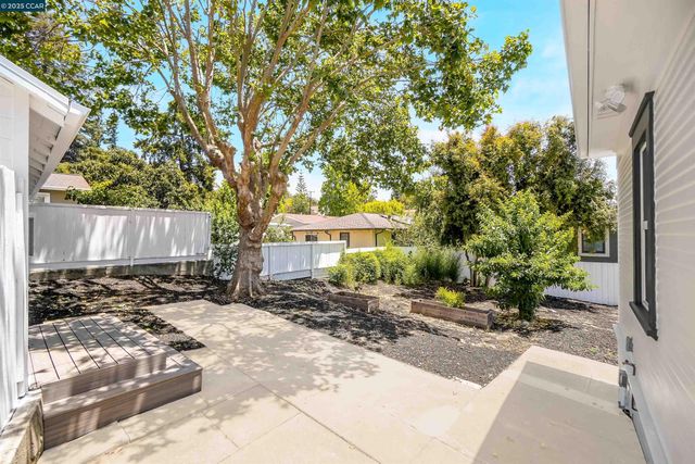2718 Carmel St, Oakland, CA 94602