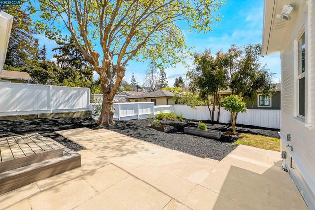 2718 Carmel St, Oakland, CA 94602