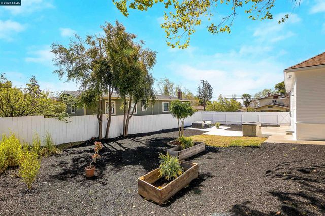 2718 Carmel St, Oakland, CA 94602