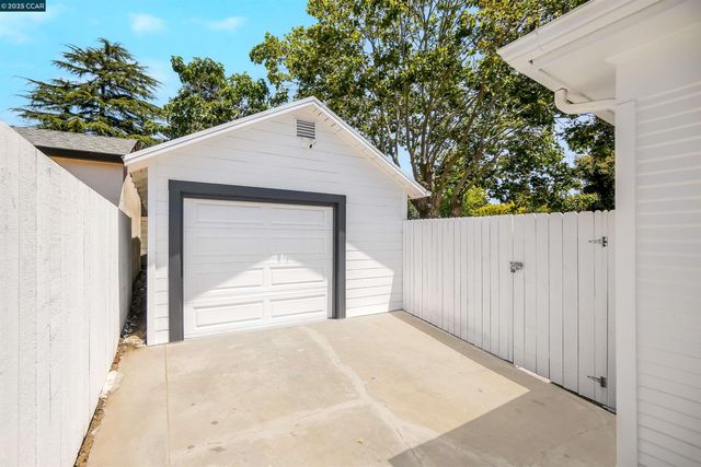 2718 Carmel St, Oakland, CA 94602