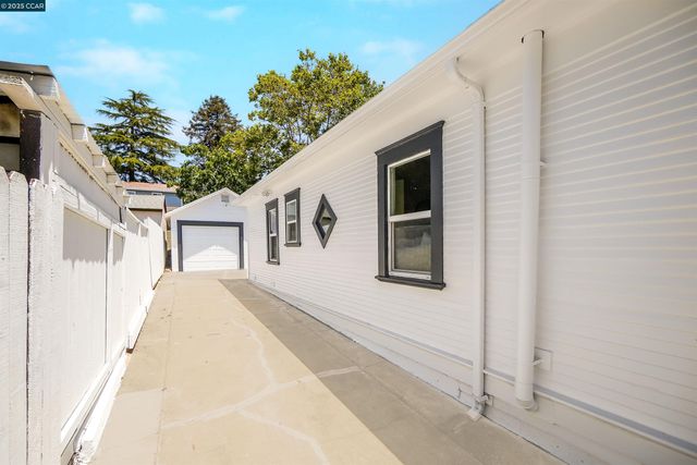 2718 Carmel St, Oakland, CA 94602