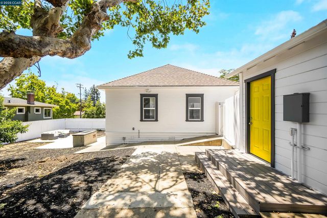 2718 Carmel St, Oakland, CA 94602