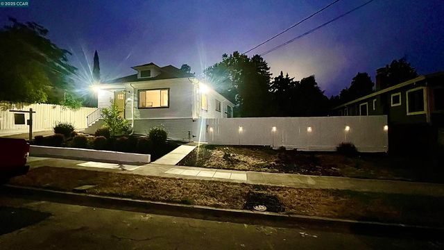 2718 Carmel St, Oakland, CA 94602