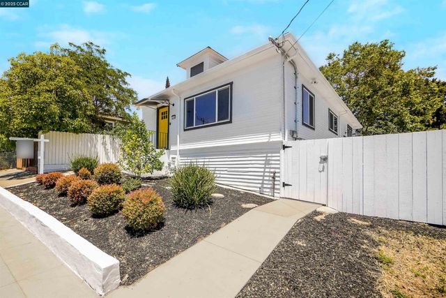 2718 Carmel St, Oakland, CA 94602