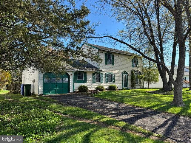 17 GRAYBURN DR, Marlton, NJ 08053