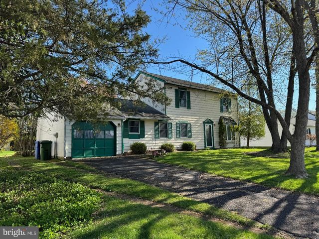 17 GRAYBURN DR, Marlton, NJ 08053