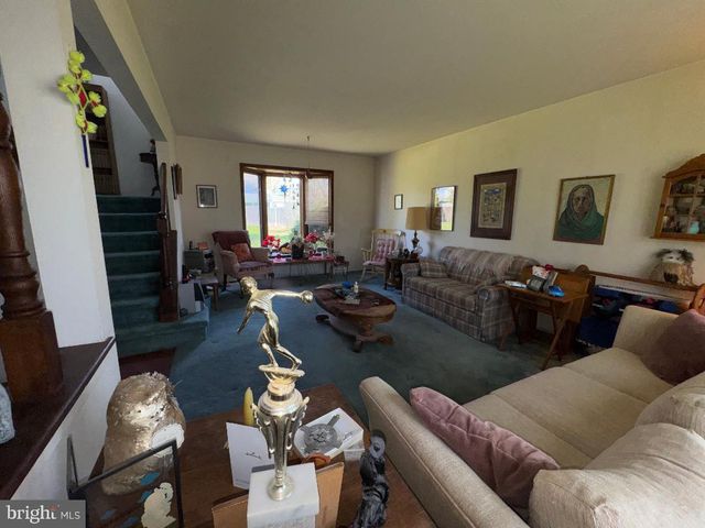 17 GRAYBURN DR, Marlton, NJ 08053