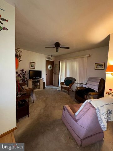 17 GRAYBURN DR, Marlton, NJ 08053