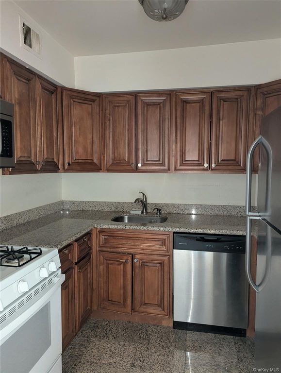 62 Baily Court 62, Middle Island, NY 11953 — photo 3