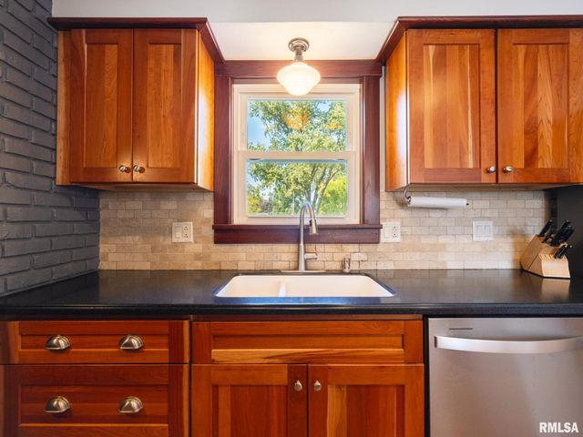301 E FERNWOOD Street, Morton, IL 61550