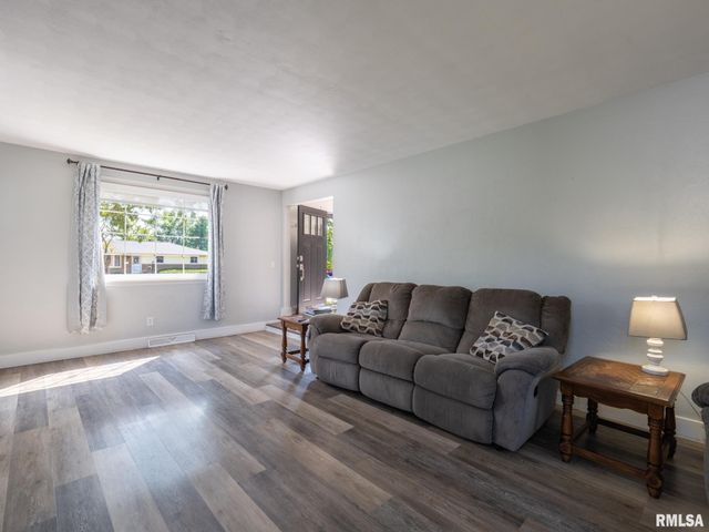 301 E FERNWOOD Street, Morton, IL 61550