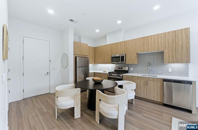 37 Orange Road 401, Montclair, NJ 07042